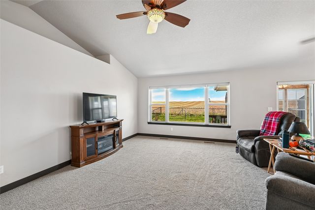 516 Prairie Hill Drive, Atkins, IA 52206