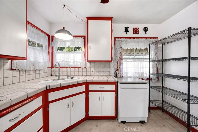 1517 W Borchard Avenue, Santa Ana, CA 92704