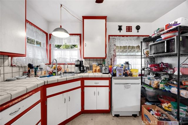 1517 W Borchard Avenue, Santa Ana, CA 92704