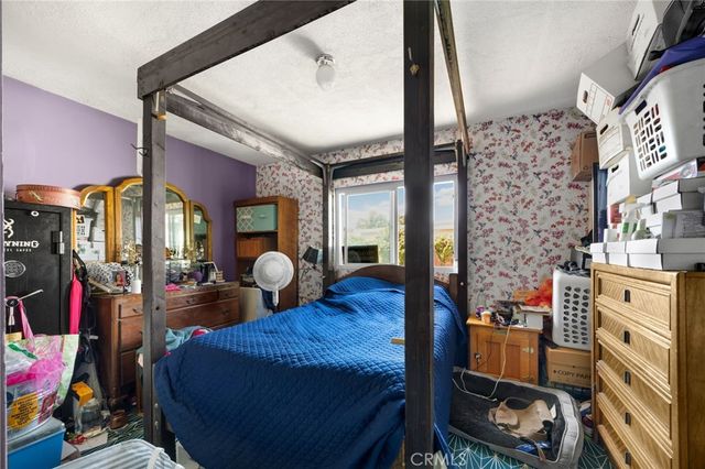 1517 W Borchard Avenue, Santa Ana, CA 92704