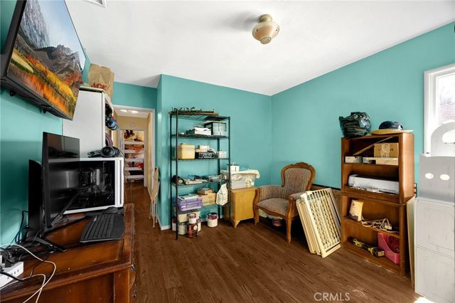 1517 W Borchard Avenue, Santa Ana, CA 92704