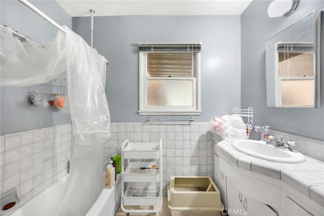 1517 W Borchard Avenue, Santa Ana, CA 92704