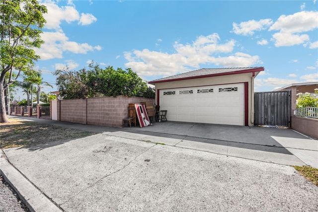 1517 W Borchard Avenue, Santa Ana, CA 92704