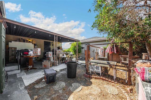 1517 W Borchard Avenue, Santa Ana, CA 92704