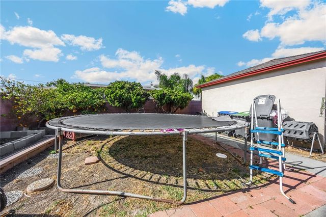 1517 W Borchard Avenue, Santa Ana, CA 92704