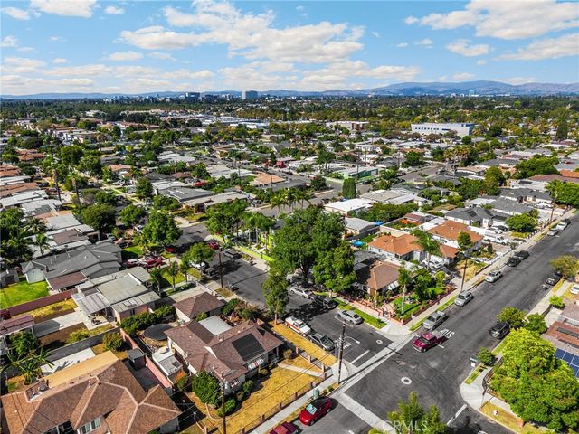 1517 W Borchard Avenue, Santa Ana, CA 92704