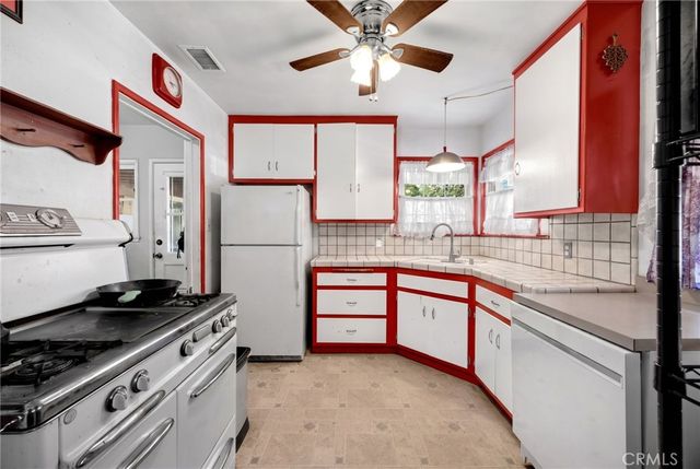 1517 W Borchard Avenue, Santa Ana, CA 92704