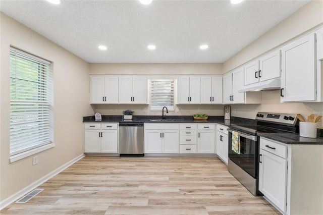 510 SE 21st Street, Oak Grove, MO 64075