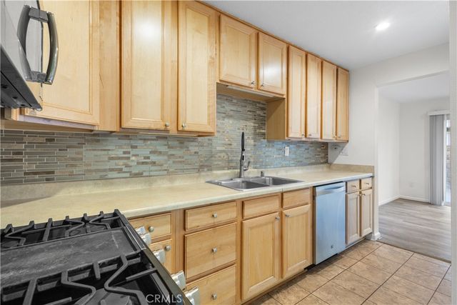 31315 The Old Road D, Castaic, CA 91384