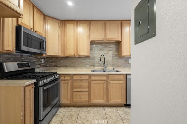 31315 The Old Road D, Castaic, CA 91384