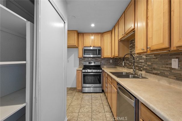 31315 The Old Road D, Castaic, CA 91384