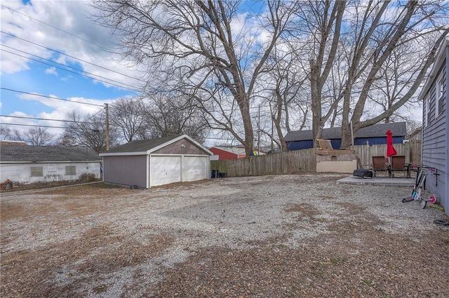 210 W Piankishaw Street, Paola, KS 66071