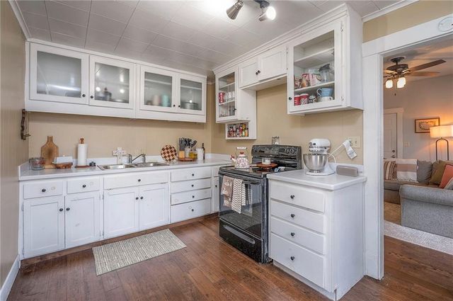 210 W Piankishaw Street, Paola, KS 66071