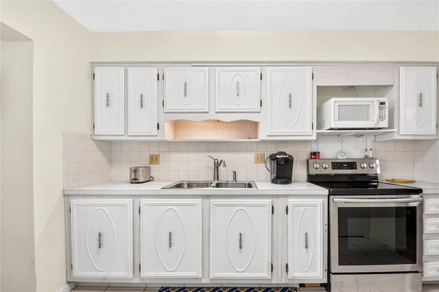 5880 38TH AVENUE N 109, St Petersburg, FL 33710