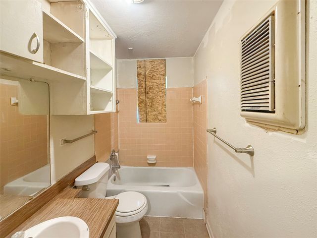 925 Manning Street, Grand Prairie, TX 75051