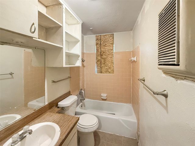 925 Manning Street, Grand Prairie, TX 75051