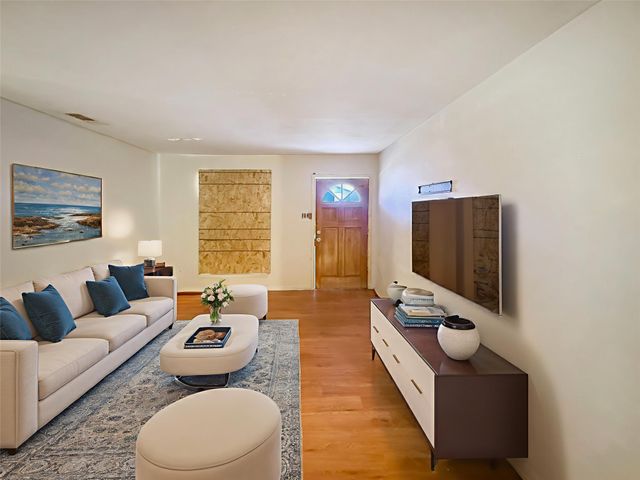 925 Manning Street, Grand Prairie, TX 75051