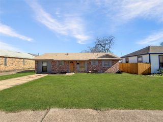 925 Manning Street, Grand Prairie, TX 75051