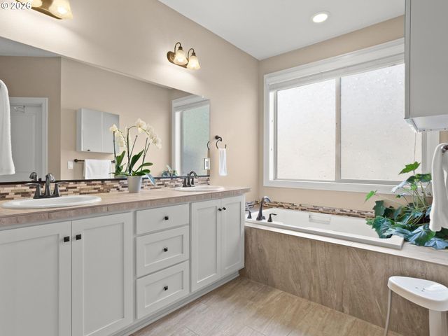2525 COEUR D ALENE Dr, West Linn, OR 97068