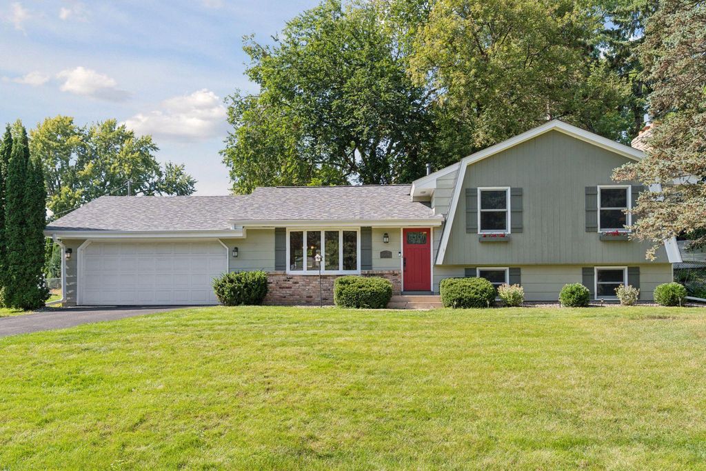 9917 Brookside Circle, Bloomington, MN 55431