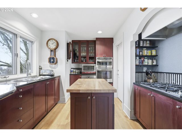 1122 Nw SUMMIT Ave, Portland, OR 97210