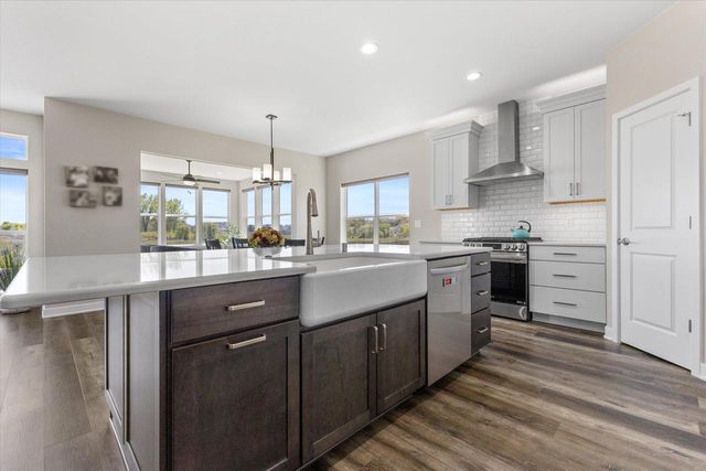 8929 Creekside CIRCLE, Pleasant Prairie, WI 53158