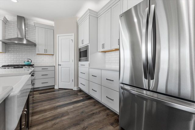8929 Creekside CIRCLE, Pleasant Prairie, WI 53158