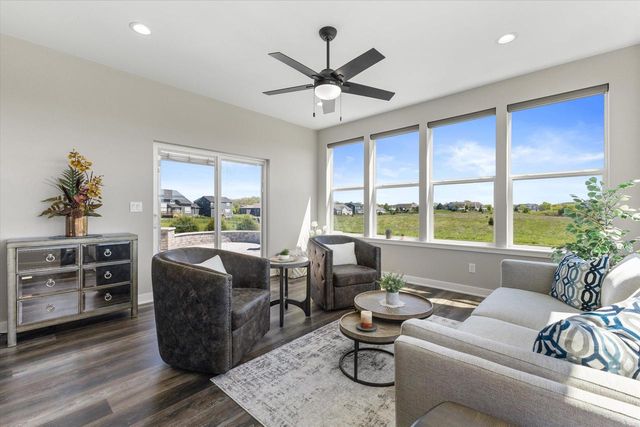 8929 Creekside CIRCLE, Pleasant Prairie, WI 53158
