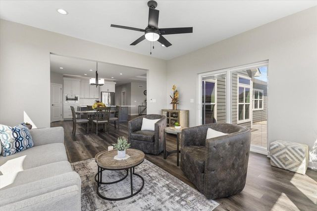 8929 Creekside CIRCLE, Pleasant Prairie, WI 53158