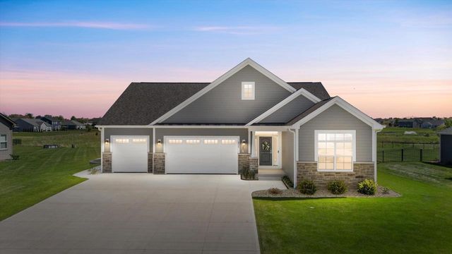 8929 Creekside CIRCLE, Pleasant Prairie, WI 53158