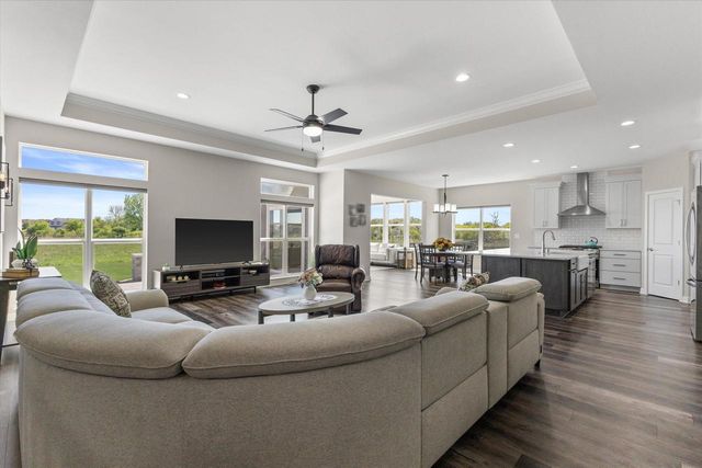 8929 Creekside CIRCLE, Pleasant Prairie, WI 53158
