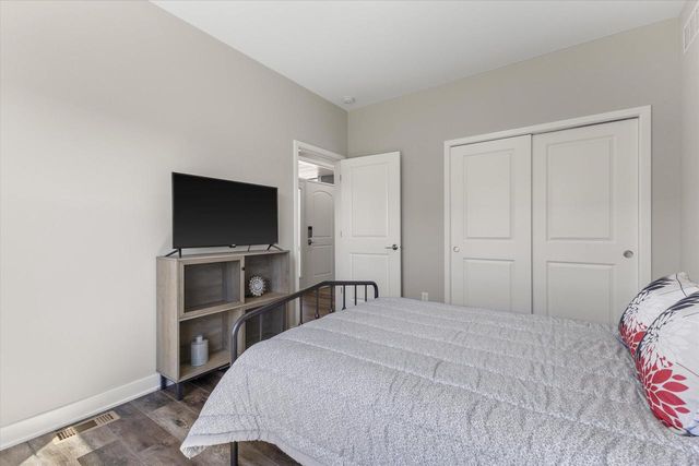 8929 Creekside CIRCLE, Pleasant Prairie, WI 53158