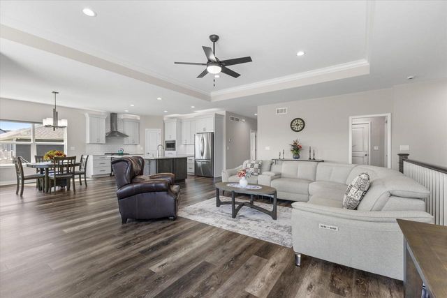 8929 Creekside CIRCLE, Pleasant Prairie, WI 53158