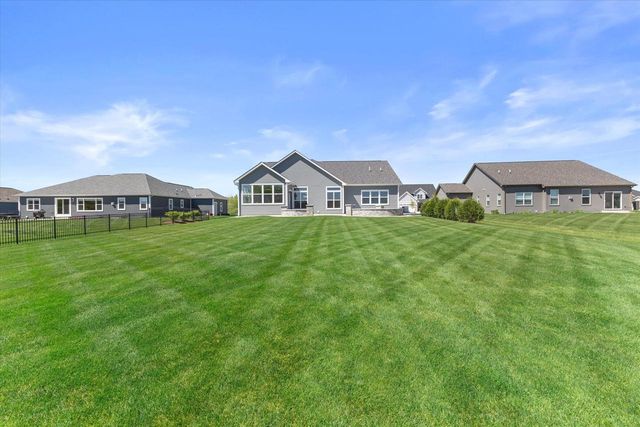 8929 Creekside CIRCLE, Pleasant Prairie, WI 53158