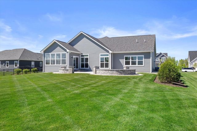 8929 Creekside CIRCLE, Pleasant Prairie, WI 53158