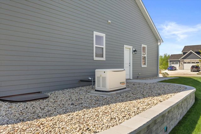 8929 Creekside CIRCLE, Pleasant Prairie, WI 53158