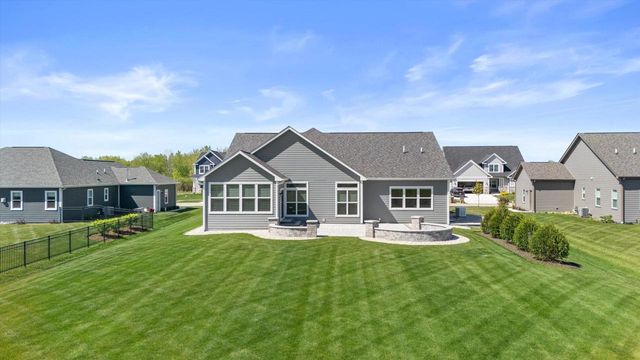 8929 Creekside CIRCLE, Pleasant Prairie, WI 53158