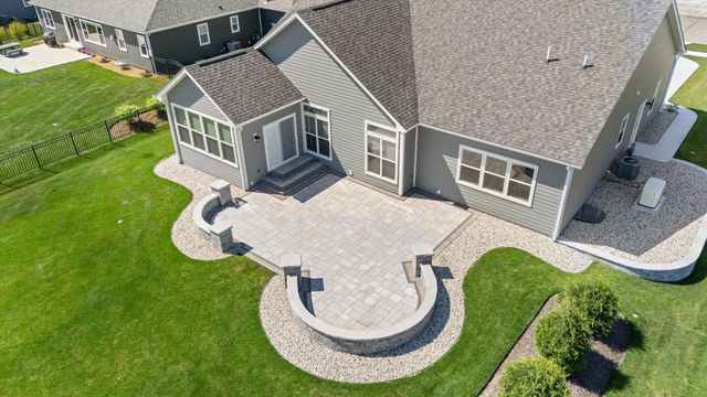 8929 Creekside CIRCLE, Pleasant Prairie, WI 53158