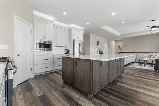8929 Creekside CIRCLE, Pleasant Prairie, WI 53158