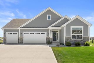 8929 Creekside CIRCLE, Pleasant Prairie, WI 53158