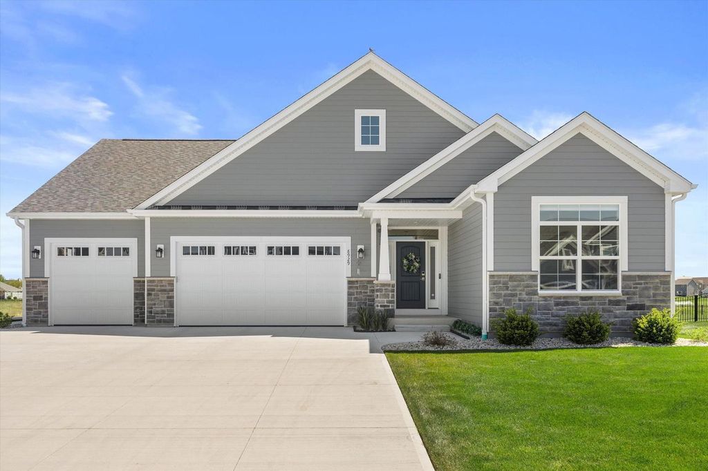 8929 Creekside CIRCLE, Pleasant Prairie, WI 53158