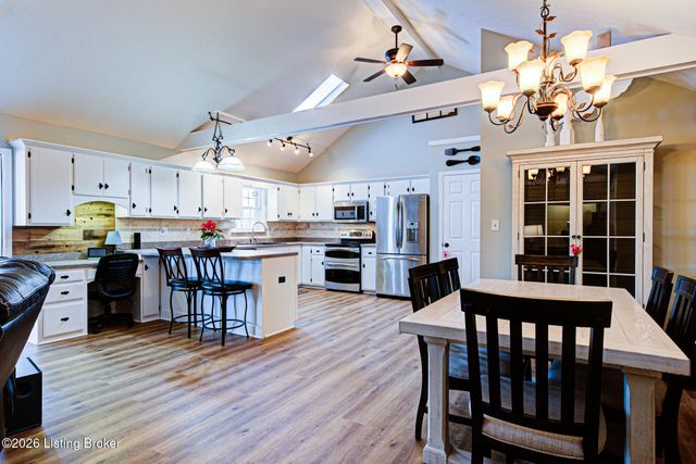 5126 Hunters Point Cir, Louisville, KY 40216