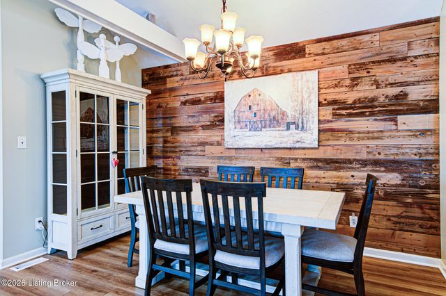 5126 Hunters Point Cir, Louisville, KY 40216