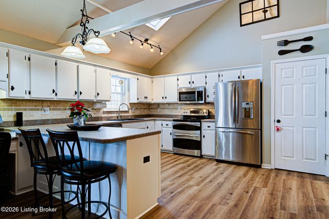 5126 Hunters Point Cir, Louisville, KY 40216