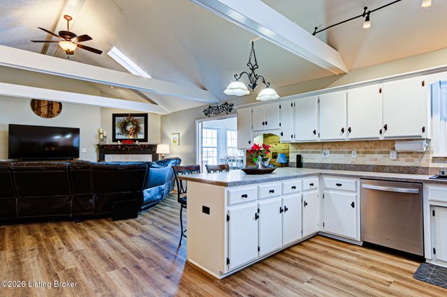 5126 Hunters Point Cir, Louisville, KY 40216