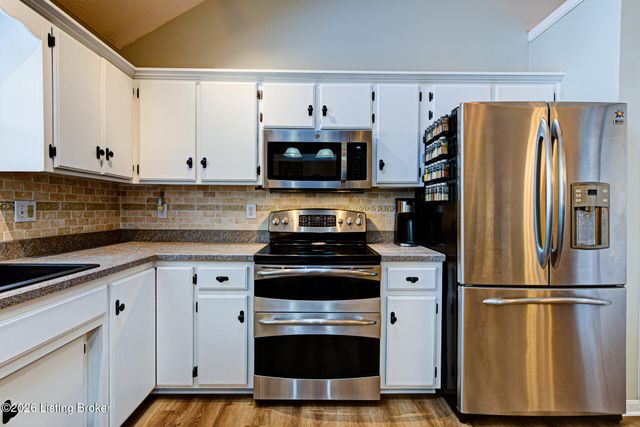 5126 Hunters Point Cir, Louisville, KY 40216