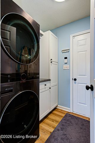 5126 Hunters Point Cir, Louisville, KY 40216