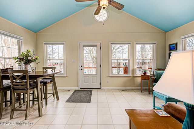 5126 Hunters Point Cir, Louisville, KY 40216