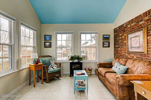 5126 Hunters Point Cir, Louisville, KY 40216