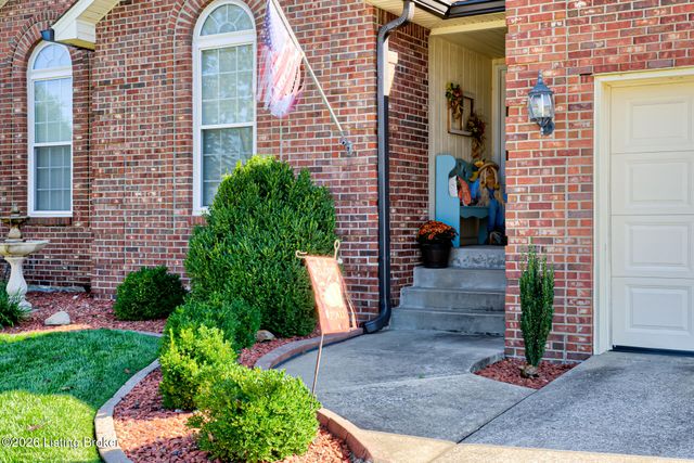 5126 Hunters Point Cir, Louisville, KY 40216